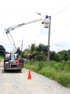 Barrios de Arenillas son beneficiados con nueva iluminación