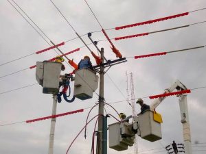 CNEL EP realiza trabajos en líneas energizadas