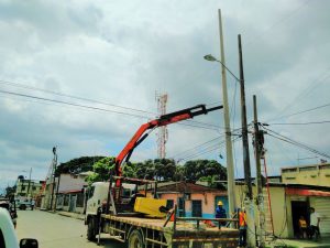 CNEL EP reemplaza postes en Durán, Samborondón y Puná