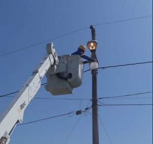 En Esmeraldas se reparan luminarias y se realiza mantenimiento de la red de energía eléctrica