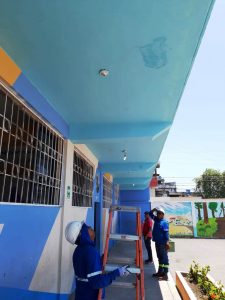 CNEL realiza reparaciones eléctricas en aulas de recintos electorales