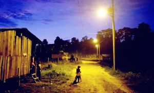 CNEL EP ilumina más sectores del cantón Rioverde, en Esmeraldas