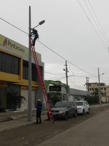 CNEL EP amplía alumbrado por obra de regeneración urbana en el sur de Esmeraldas