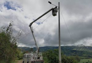 CNEL EP entrega obras eléctricas en San Miguel de Bolívar