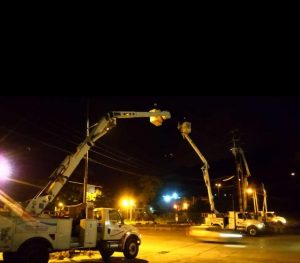 Trabajos de mantenimiento eléctricos mejoran comercios y seguridad en Guayaquil