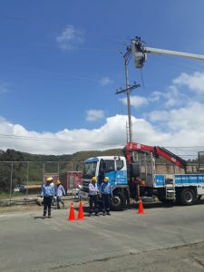 Falta de precaución de conductores afecta con frecuencia a postes de CNEL EP, en Esmeraldas