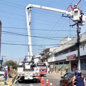 Técnicos realizan trabajos en líneas energizadas
