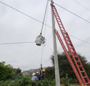 Barrios de Chone reciben más obras eléctricas