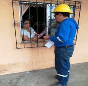 Trabajadores, correctamente uniformados, actualizan datos