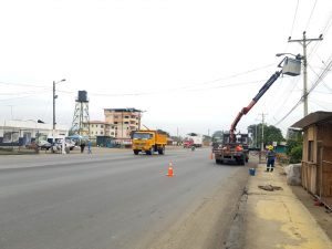 Se reparan en luminarias en Camilo Ponce Enríquez, para beneficiar a 800 ciudadanos