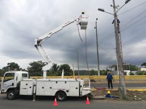 CNEL EP atendió falta de iluminación ocasionada por robo de cables subterráneos, en Esmeraldas