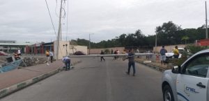 Postes de CNEL EP, en Esmeraldas, afectados por choques