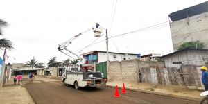 Barrios de Puerto Bolívar con nuevas luminarias