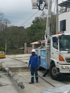 CNEL EP colabora con retiro de postes que obstaculizaban el tránsito