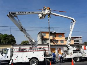 CNEL EP realiza mantenimiento de un promedio de 85 luminarias semanales