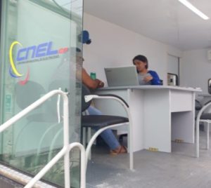 720 usuarios atendidos con Unidad Móvil de CNEL EP