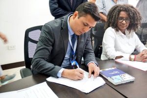 Se suscribió Acta Transaccional entre autoridades y colaboradores de CNEL EP