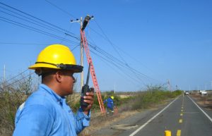 Trabajos eléctricos benefician a 2000 familias de Chanduy