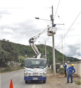 CNEL EP coloca nueva iluminación en vía de ingreso a Portovelo