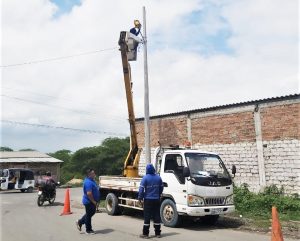 Se ejecutan trabajos de reparación de luminarias en varios puntos de Huaquillas