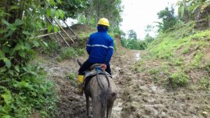 En Manabí, se atraviesan ríos y caminos de difícil acceso para atender a zonas rurales
