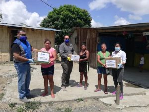 Colaboradores de CNEL EP entregaron kits de alimentos a familias esmeraldeñas más vulnerables
