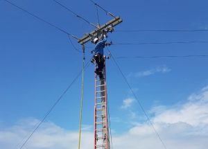 CNEL EP Continúa atendiendo emergencias eléctricas en El Oro