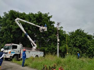 CNEL EP realiza desbroce y trabajo emergente en alimentador La Reforma