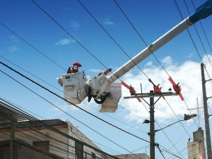 CNEL EP continúa con mantenimiento en líneas energizadas en Esmeraldas, durante la emergencia