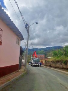 CNEL EP realiza mejoramiento de redes en parroquia de Guaranda
