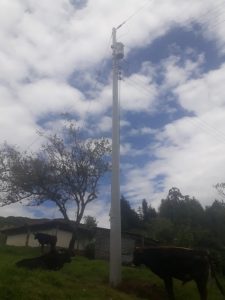 CNEL EP realiza mejoramiento de redes en comunidad de San Miguel de Bolívar