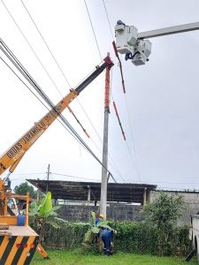 Técnicos realizan mantenimiento de líneas energizadas