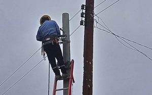 110 postes se reemplazaron en zonas rurales del cantón Chone
