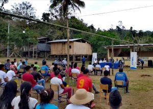 Familias chachis de Medianía, en Esmeraldas, reciben con júbilo la energía eléctrica