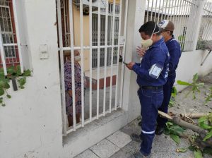 Personal contratado por CNEL visita domicilios para actualizar datos