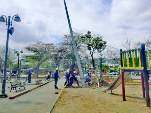 CNEL EP ilumina con tecnología LED el parque infantil de Esmeraldas