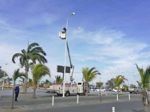 CNEL EP colabora con mantenimiento e iluminación navideña en el malecón de Las Palmas