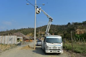 CNEL EP contribuye a la reactivación económica de Vuelta Larga, en Esmeradas, iluminando al malecón