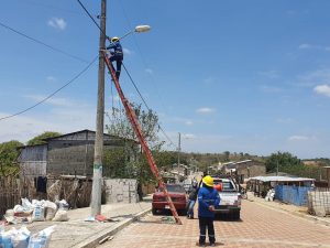 Mantenimiento integral de luminarias en la parroquia Simón Bolívar