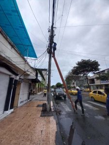Personal de CNEL EP brindó atención inmediata ante emergencias por siniestros en Esmeraldas