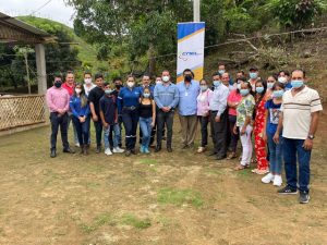 Por primera vez cuentan con una obra eléctrica 15 familias de La Cristalina en Manabí.