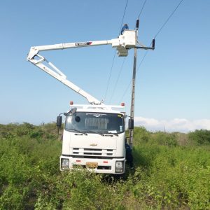CNEL EP dio mantenimiento a las redes eléctricas de la zona sur manabita