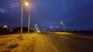Mantenimiento de alumbrado público en el cruce de ingreso a Atahualpa