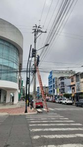 CNEL EP realiza retiro de redes aéreas