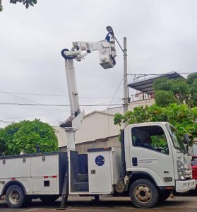 CNEL EP realiza obras eléctricas en 35 barrios de Manta