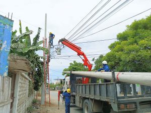 CNEL EP Manabí instaló 45 postes durante el mes de Julio en el cantón Puerto López