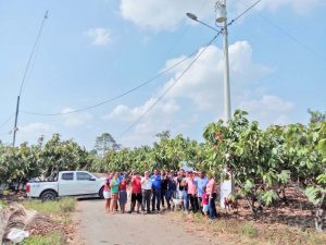 Recinto Bella Flor se beneficia de obra de electrificación