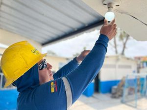 CNEL EP ejecuta trabajos eléctricos en recintos electorales