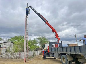 Cuatro comunidades de los cantones Pichincha y Chone tienen nuevas obras de electrificación