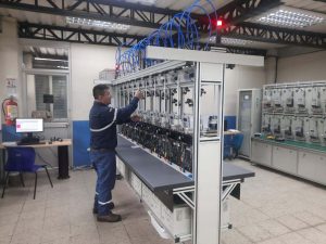 Mesa de contrastación con capacidad para verificar simultáneamente 20 medidores